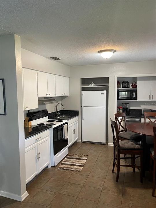 For Rent: $1,750 (2 beds, 1 baths, 700 Square Feet)