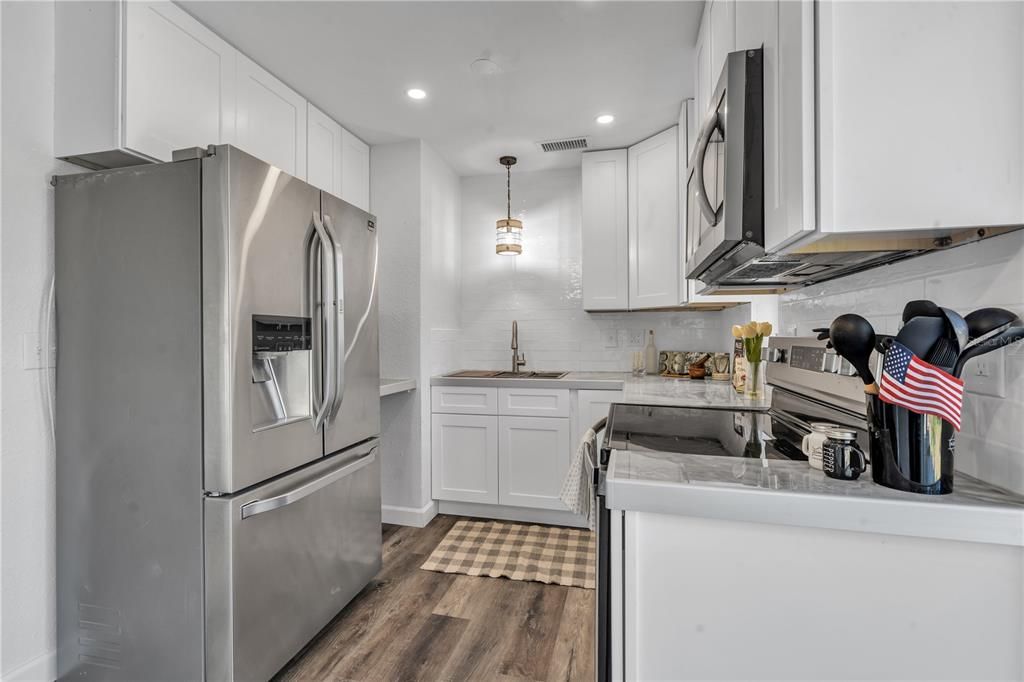 For Sale: $374,000 (2 beds, 2 baths, 1044 Square Feet)