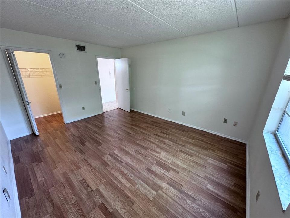 For Sale: $135,000 (1 beds, 1 baths, 742 Square Feet)