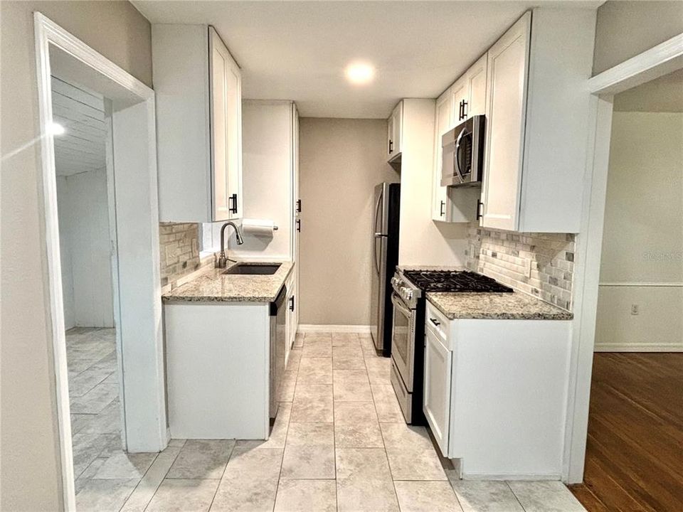 For Sale: $249,900 (2 beds, 1 baths, 852 Square Feet)