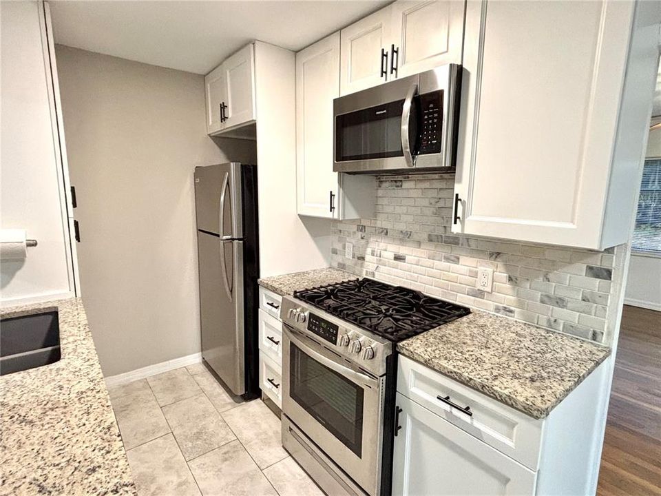 For Sale: $249,900 (2 beds, 1 baths, 852 Square Feet)