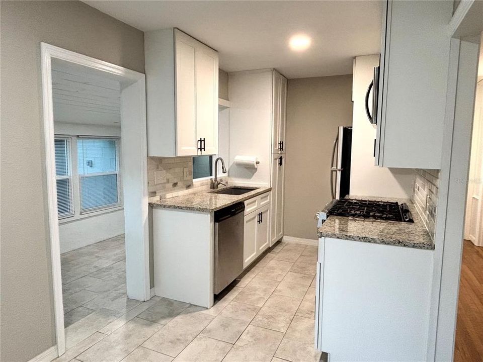 For Sale: $249,900 (2 beds, 1 baths, 852 Square Feet)