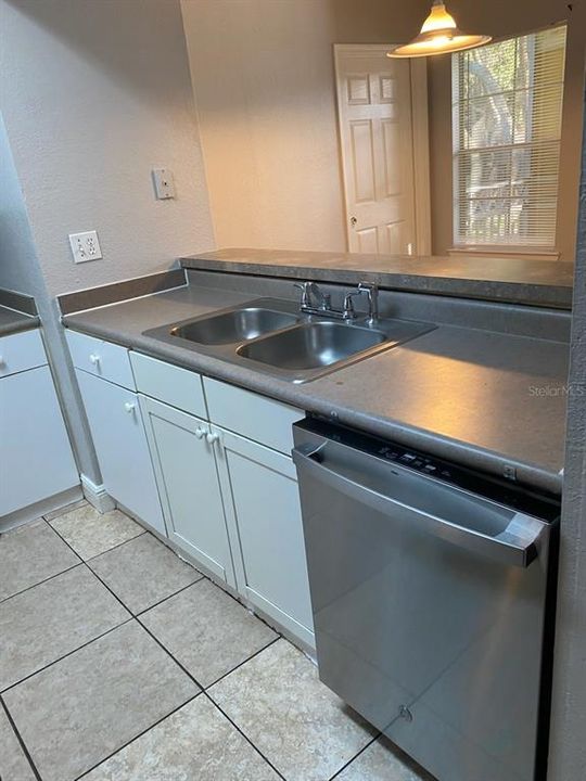 For Sale: $190,000 (2 beds, 2 baths, 979 Square Feet)