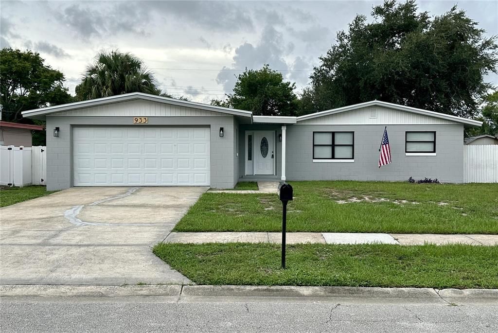 For Sale: $324,900 (3 beds, 2 baths, 1290 Square Feet)