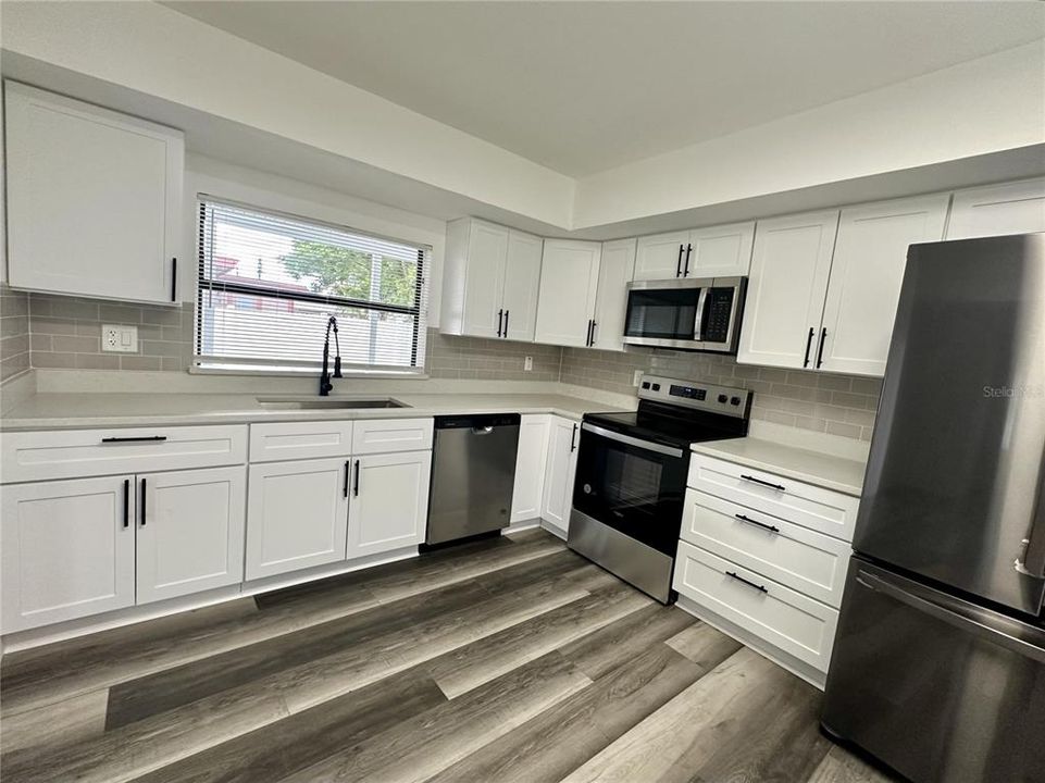 For Sale: $324,900 (3 beds, 2 baths, 1290 Square Feet)