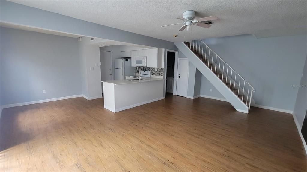 For Sale: $199,000 (2 beds, 1 baths, 909 Square Feet)