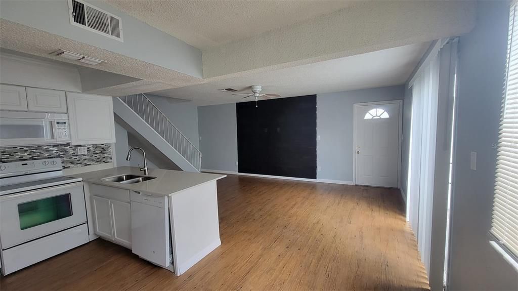 For Sale: $199,000 (2 beds, 1 baths, 909 Square Feet)