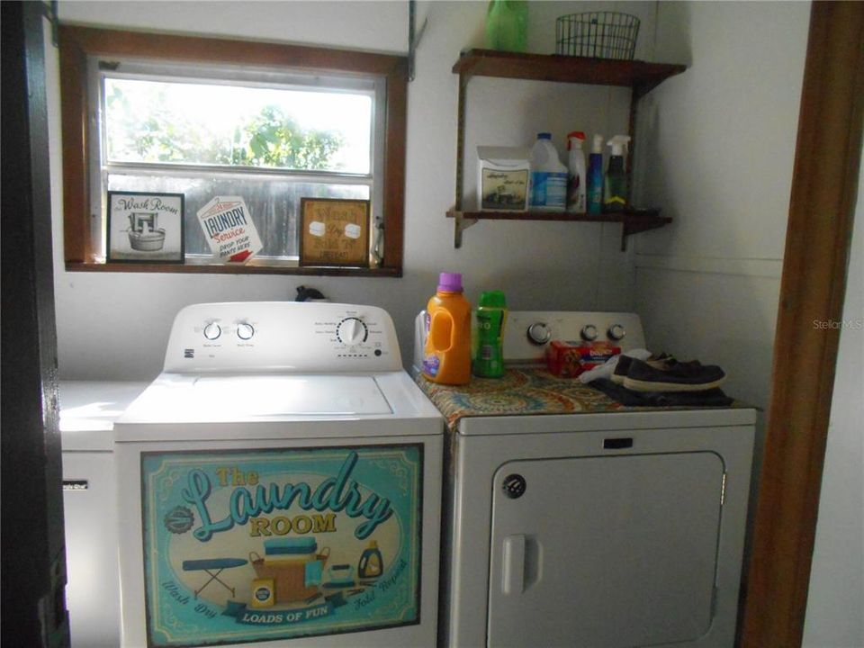 WASHER/DRYER/NICE SIZE LAUNDRY ROOM