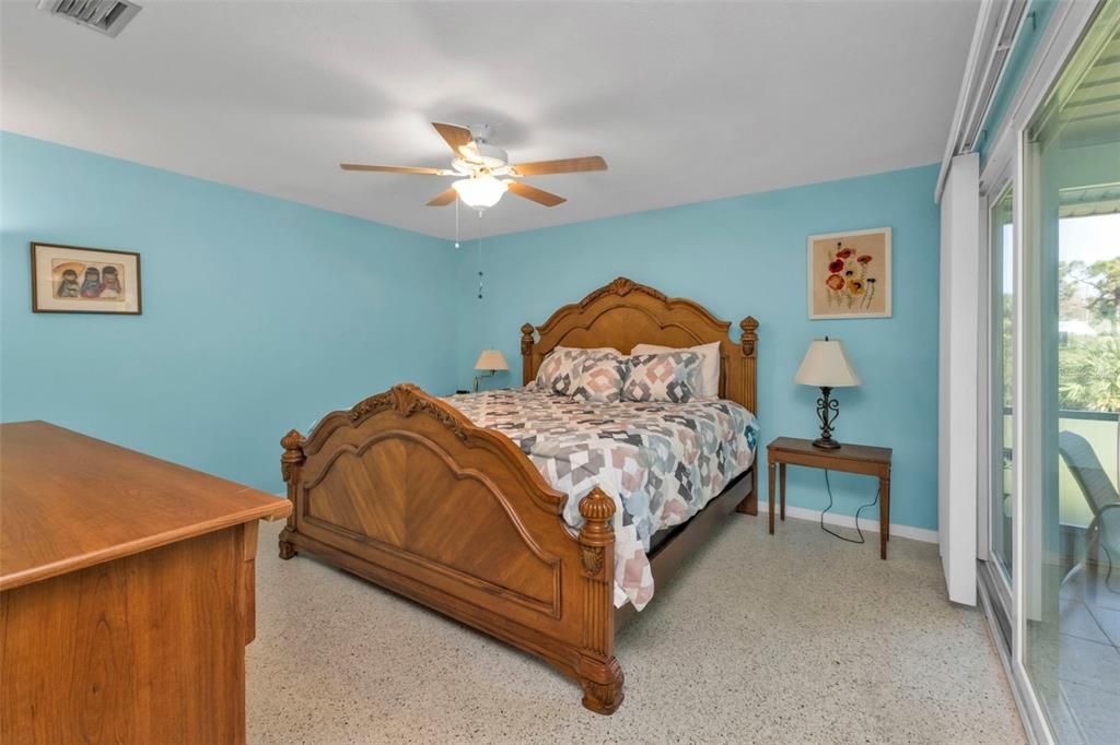 For Sale: $350,000 (2 beds, 2 baths, 917 Square Feet)