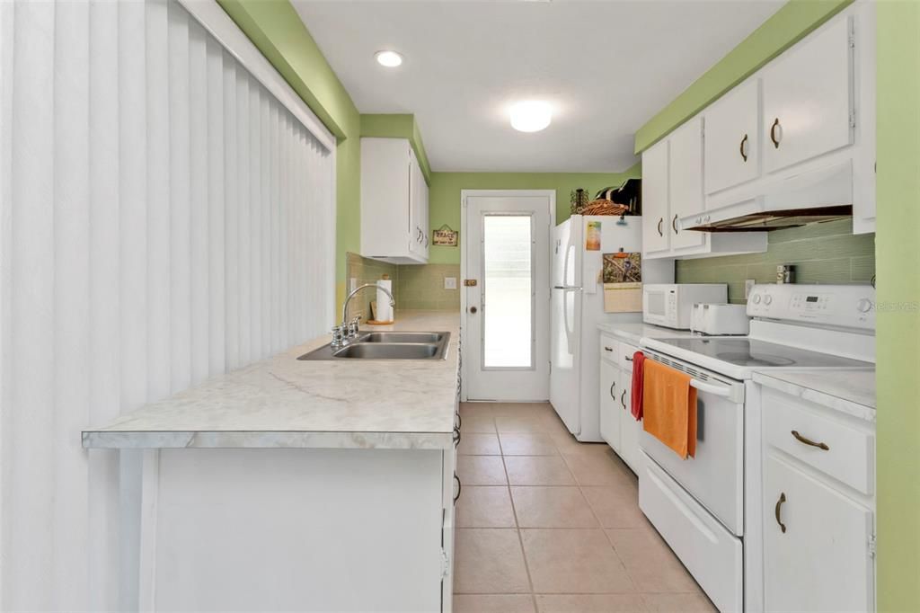 For Sale: $350,000 (2 beds, 2 baths, 917 Square Feet)