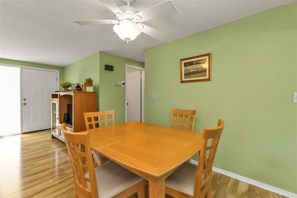 For Sale: $350,000 (2 beds, 2 baths, 917 Square Feet)