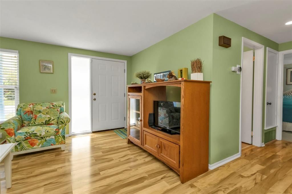 For Sale: $350,000 (2 beds, 2 baths, 917 Square Feet)