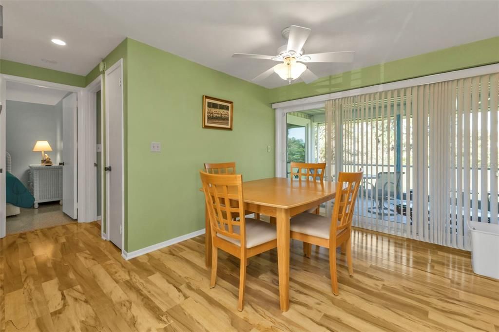 For Sale: $350,000 (2 beds, 2 baths, 917 Square Feet)