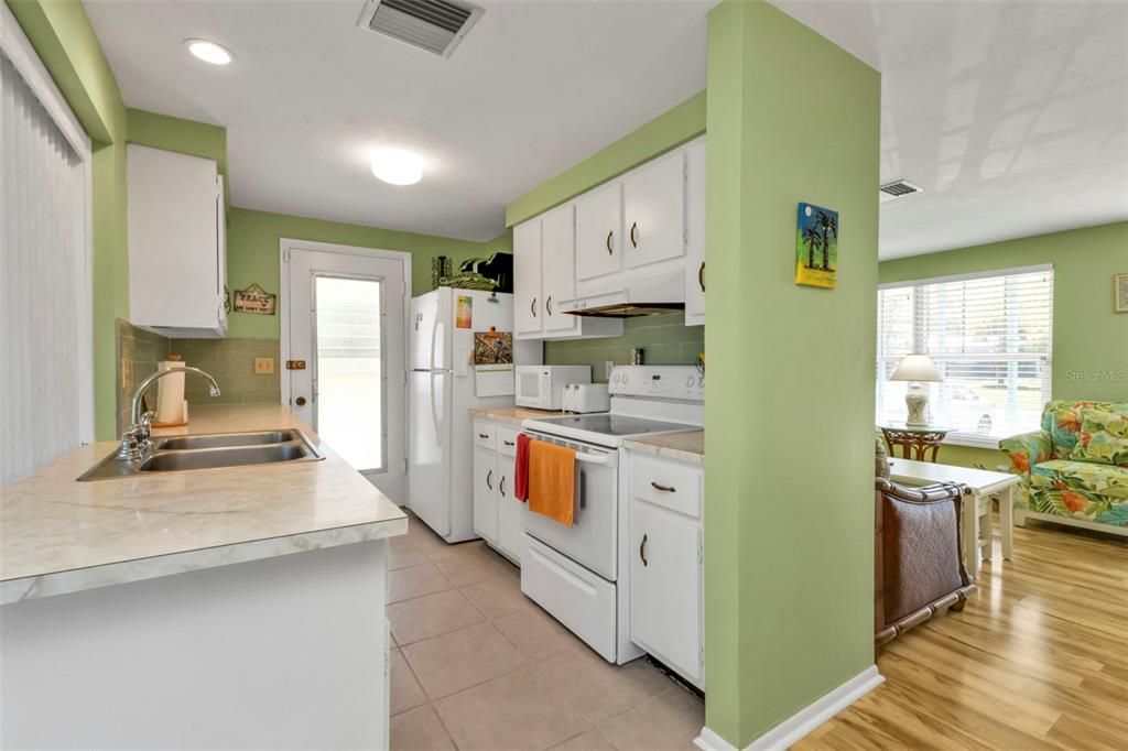 For Sale: $350,000 (2 beds, 2 baths, 917 Square Feet)