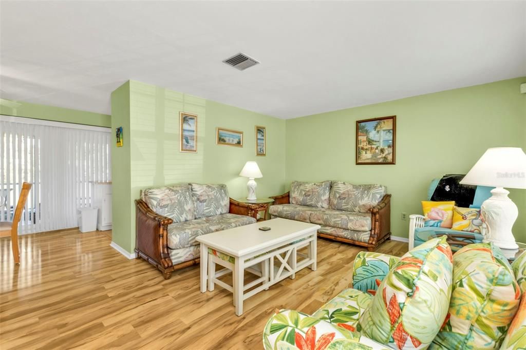 For Sale: $350,000 (2 beds, 2 baths, 917 Square Feet)