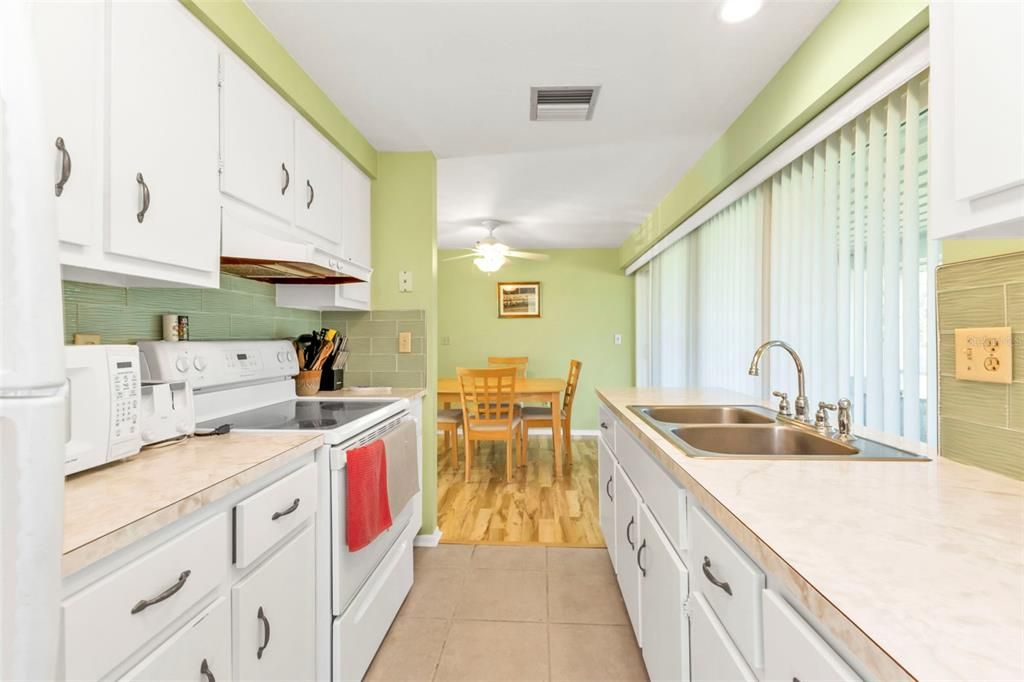 For Sale: $350,000 (2 beds, 2 baths, 917 Square Feet)