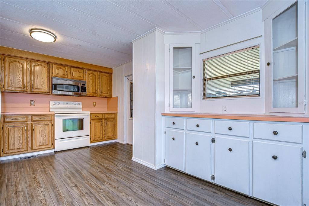 For Sale: $169,900 (2 beds, 2 baths, 1104 Square Feet)