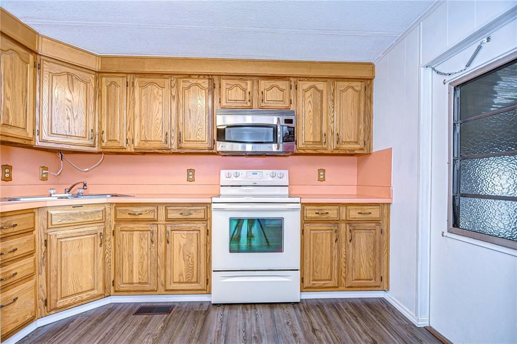 For Sale: $169,900 (2 beds, 2 baths, 1104 Square Feet)