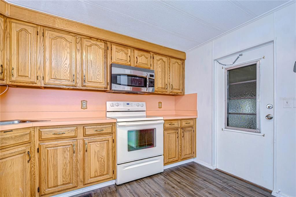 For Sale: $169,900 (2 beds, 2 baths, 1104 Square Feet)