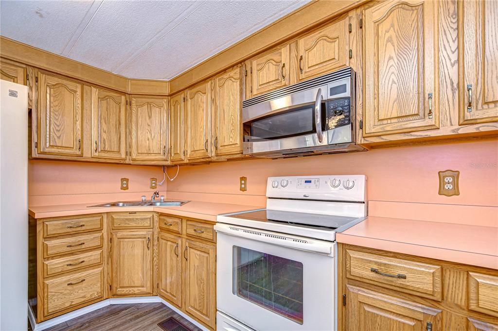 For Sale: $169,900 (2 beds, 2 baths, 1104 Square Feet)