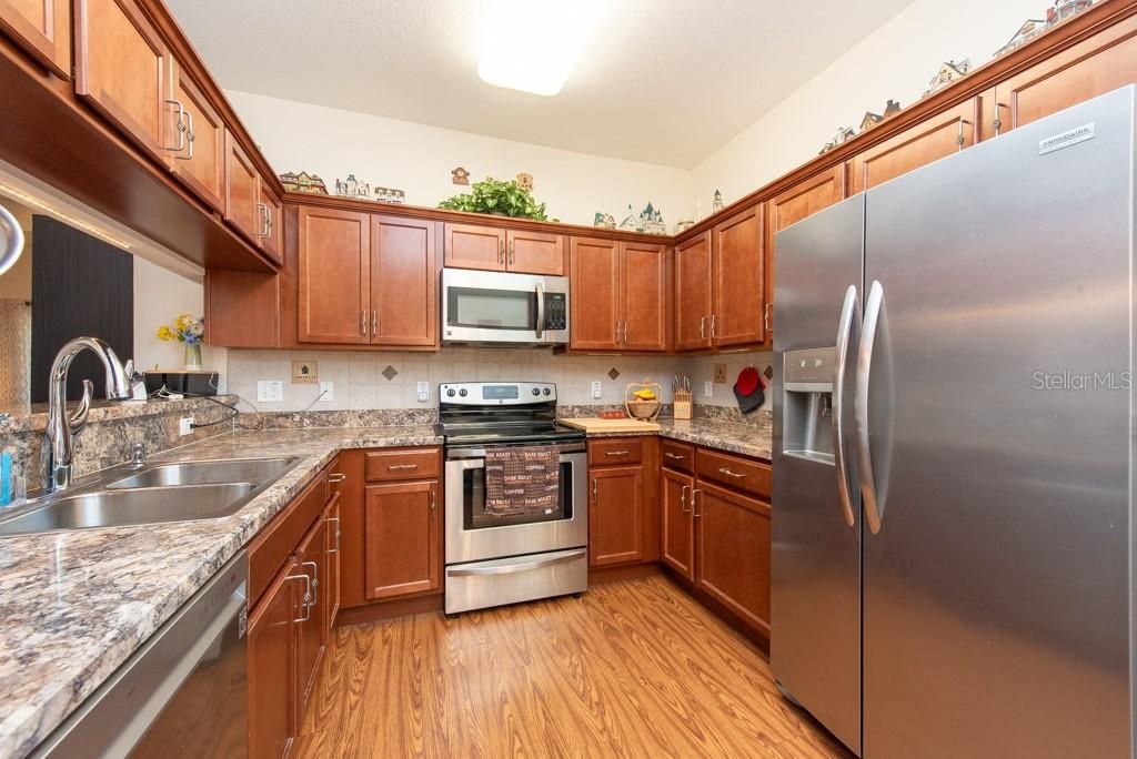 For Sale: $285,000 (2 beds, 2 baths, 1254 Square Feet)