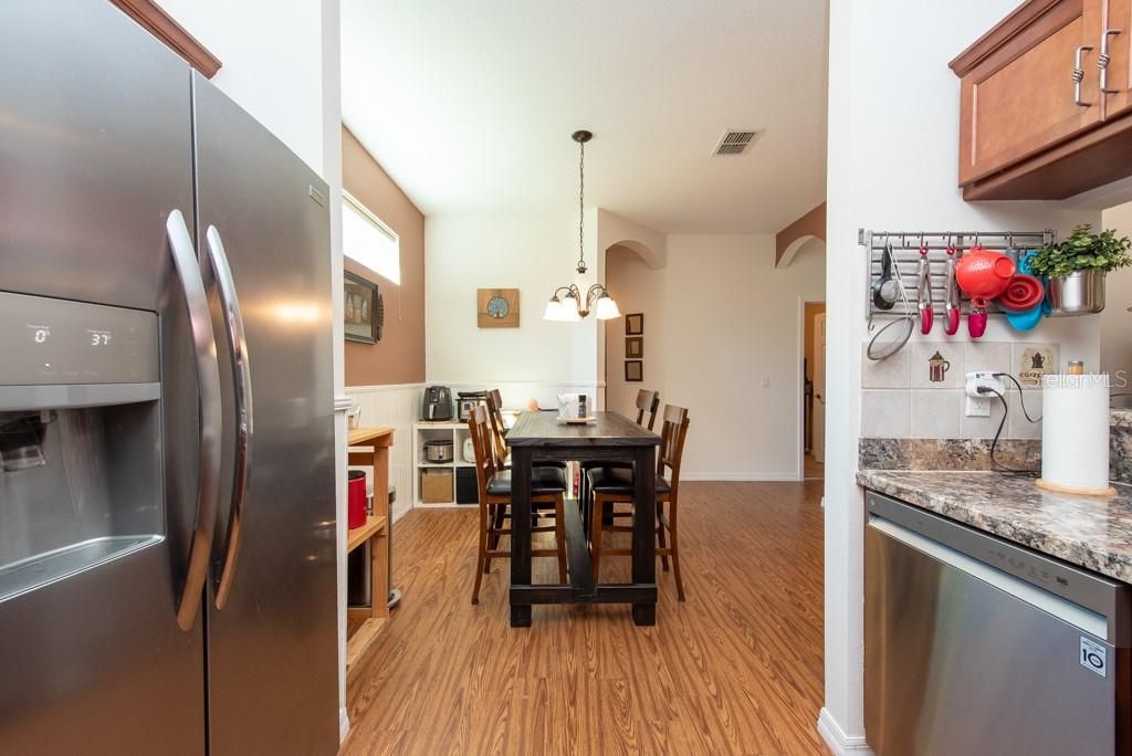 For Sale: $285,000 (2 beds, 2 baths, 1254 Square Feet)