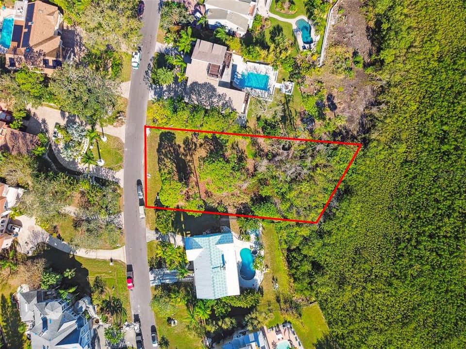 На продажу: $649,000 (0.39 acres)