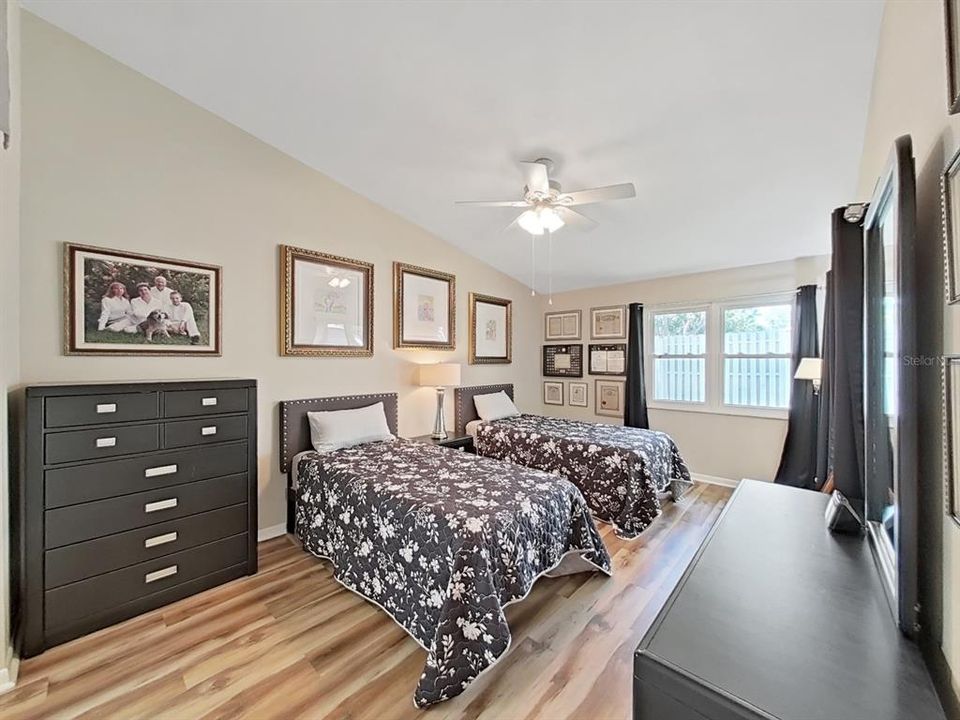 For Sale: $282,500 (3 beds, 2 baths, 1275 Square Feet)