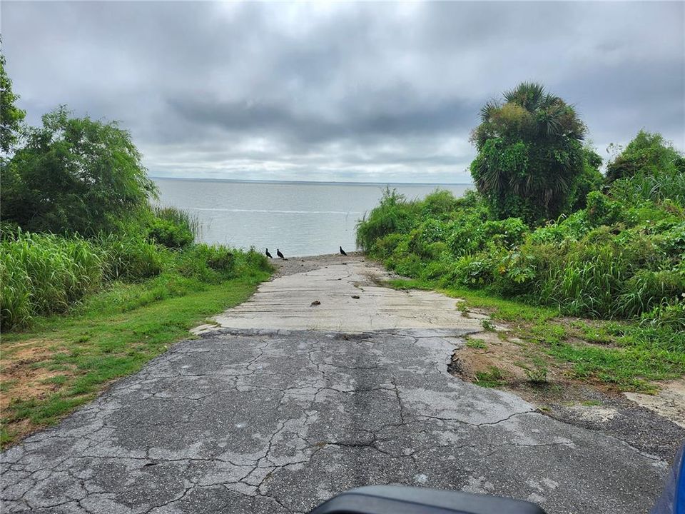 Lake Apopka public boat ramp only 2 blocks away