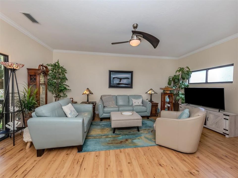 For Sale: $287,000 (2 beds, 2 baths, 1325 Square Feet)