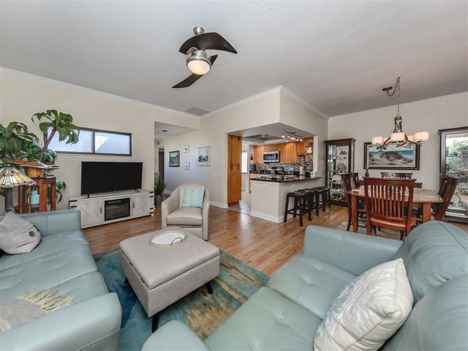 For Sale: $287,000 (2 beds, 2 baths, 1325 Square Feet)