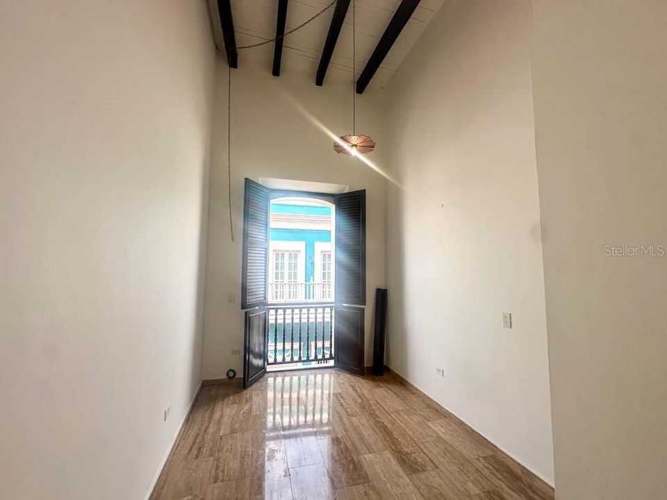 For Sale: $485,000 (2 beds, 1 baths, 675 Square Feet)