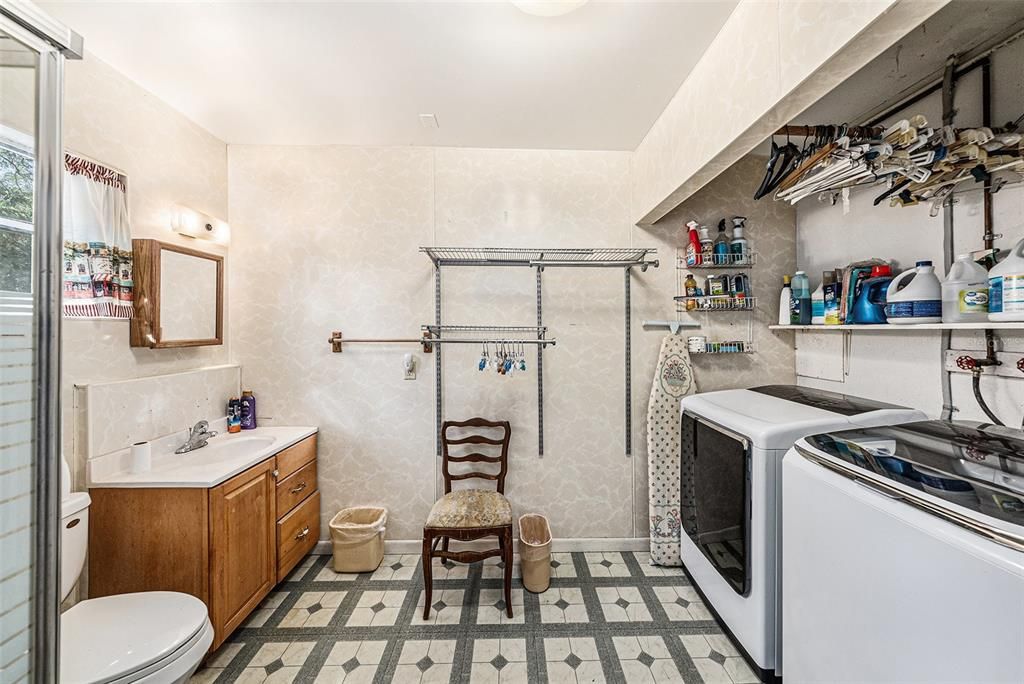 For Sale: $385,000 (2 beds, 2 baths, 1084 Square Feet)