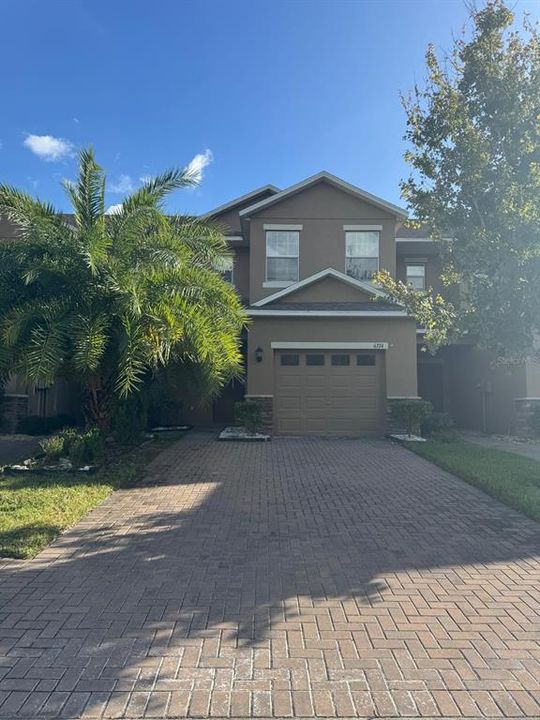 Front of the house with a nice spacious driveway