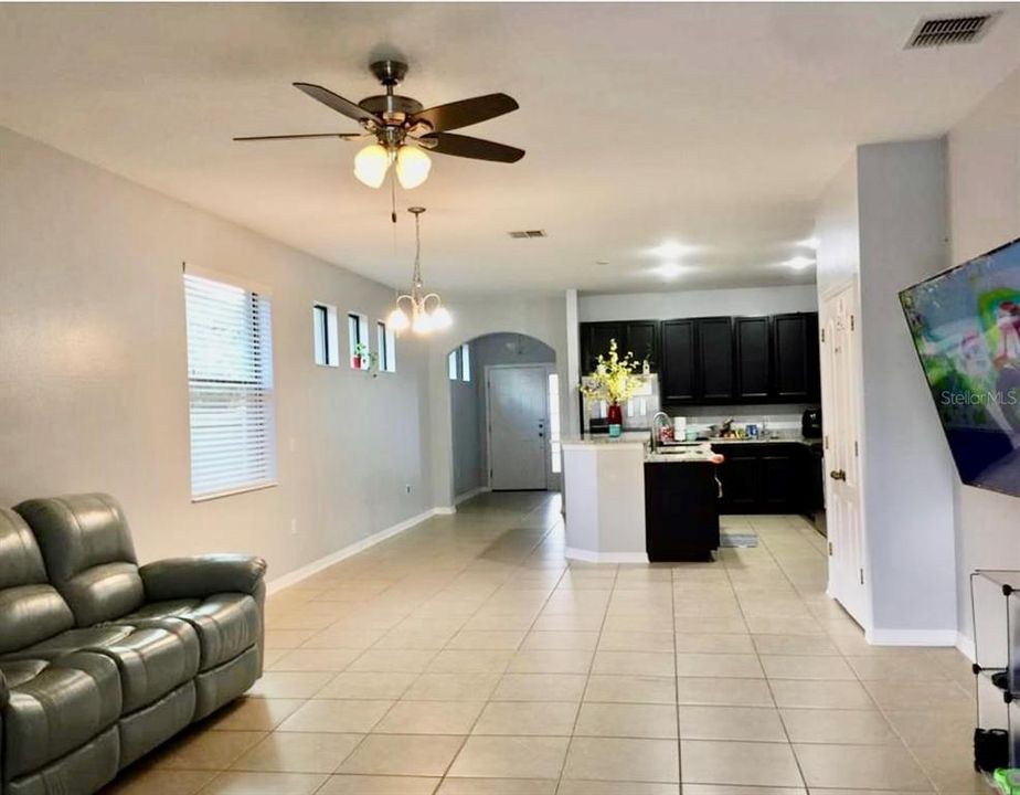 For Rent: $2,550 (4 beds, 2 baths, 2112 Square Feet)