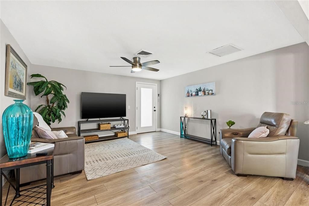 Active With Contract: $275,000 (3 beds, 2 baths, 1232 Square Feet)