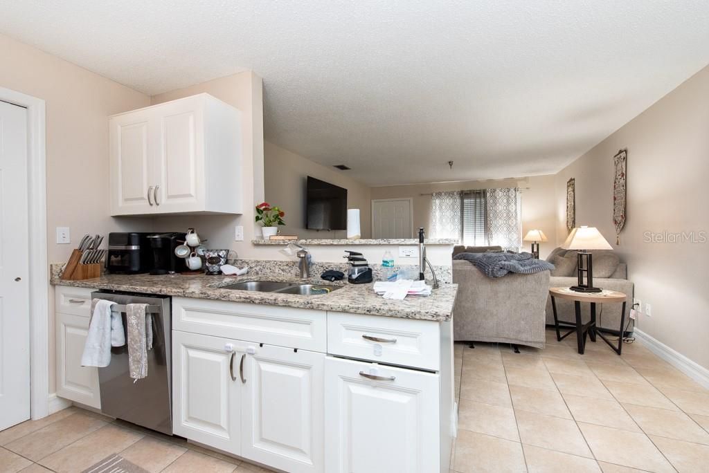 For Sale: $215,000 (2 beds, 2 baths, 1015 Square Feet)