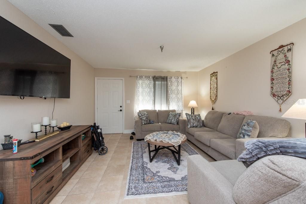 For Sale: $215,000 (2 beds, 2 baths, 1015 Square Feet)