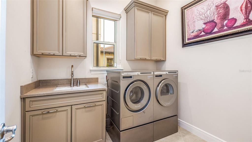 Laundry room with sink