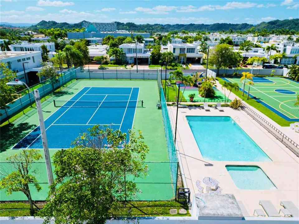 At Urb. Paseo Real Dorado, residents enjoy exceptional recreational facilities, including a sparkling swimming pool, well-maintained tennis courts, and other amenities designed for relaxation and entertainment.