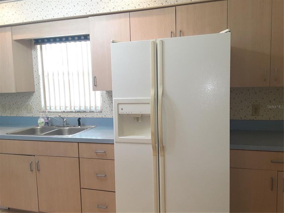 Kitchen side by side and desk counter area