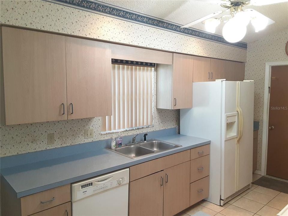 Kitchen with dishwasher and sideby