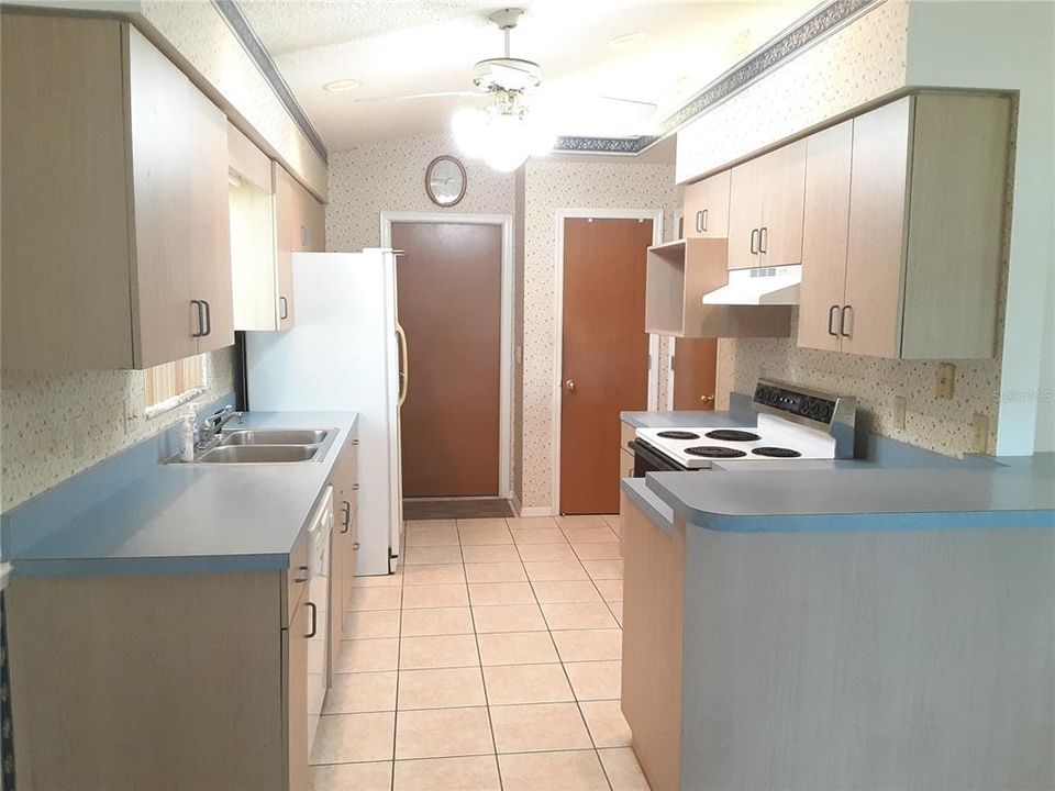 Kitchen with breakfast bar