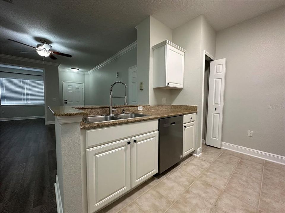 For Rent: $1,800 (1 beds, 1 baths, 838 Square Feet)