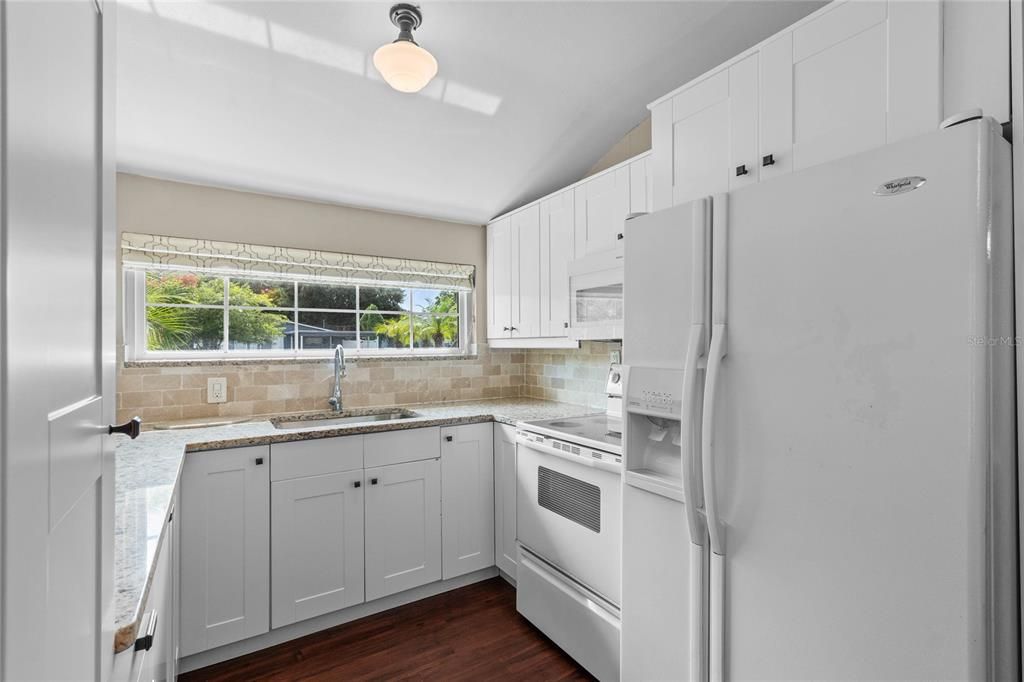 For Sale: $399,900 (2 beds, 1 baths, 902 Square Feet)