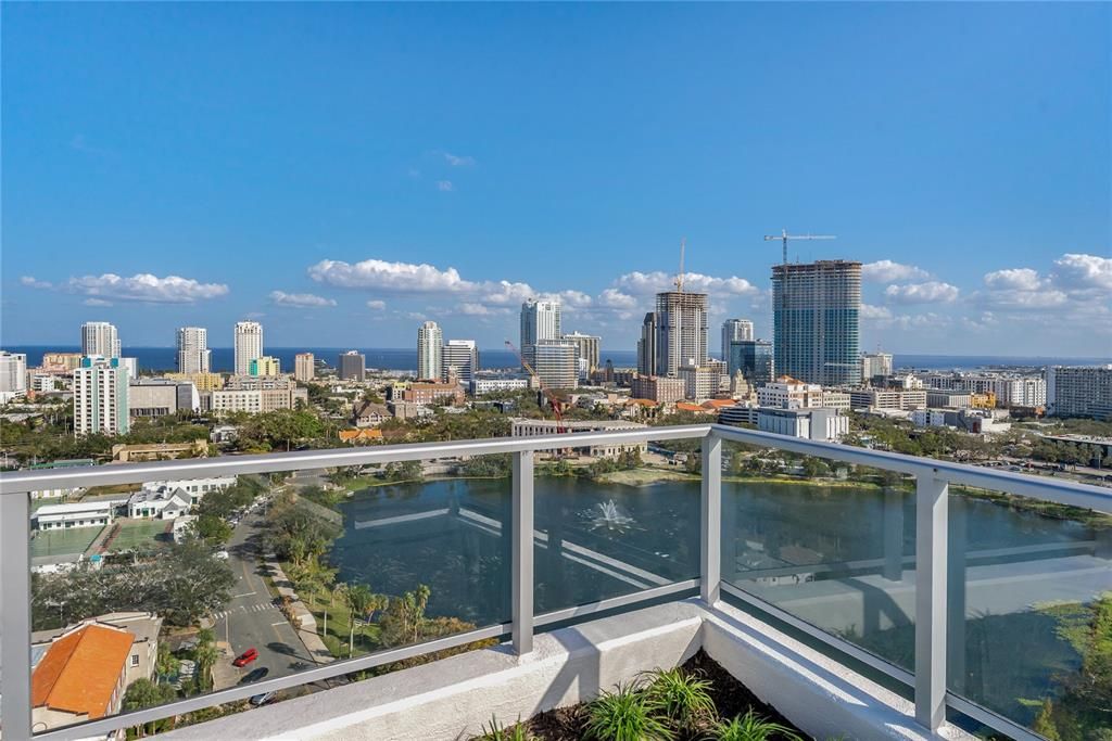 ROOFTOP VIEWS OF MIRROR LAKE & DOWNTOWN ST. PETE & TAMPA BAY!