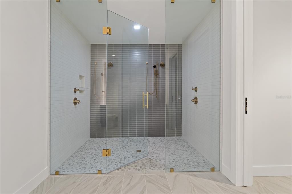 DOUBLE SHOWER HEAD IN YOUR SPACIOUS PRIMAR SHOWER!