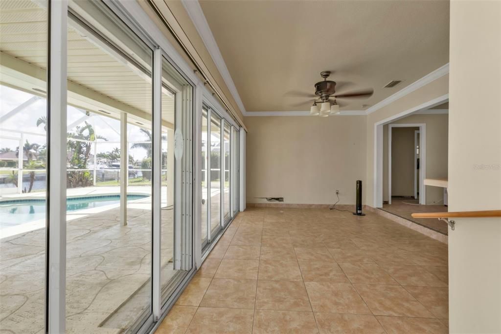 Bonus room inbetween lanai and living room