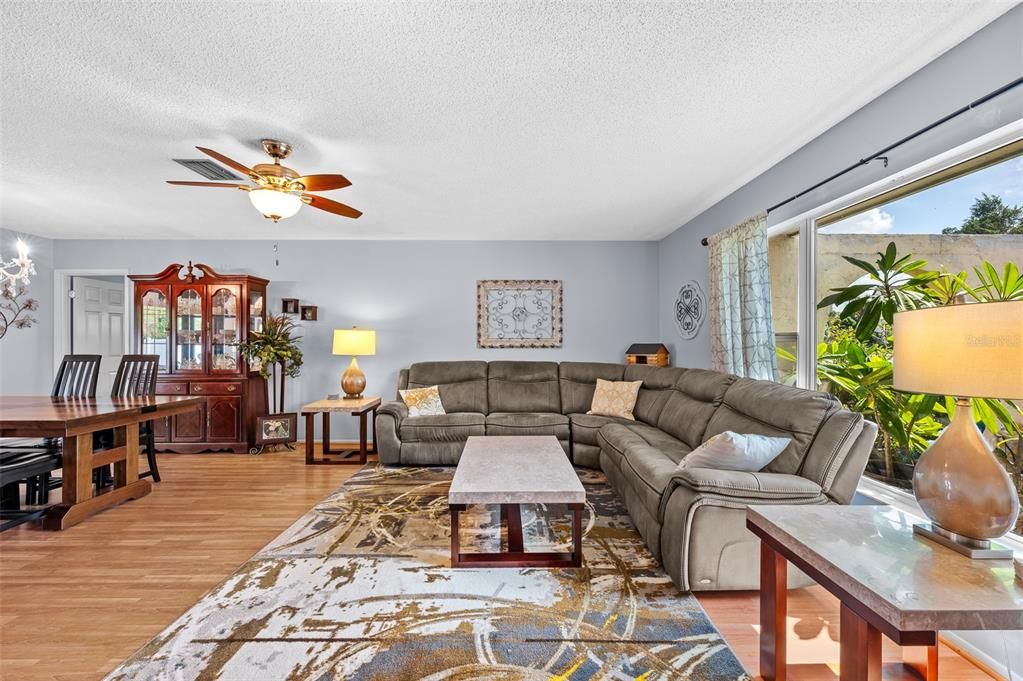 For Sale: $379,900 (2 beds, 2 baths, 1336 Square Feet)