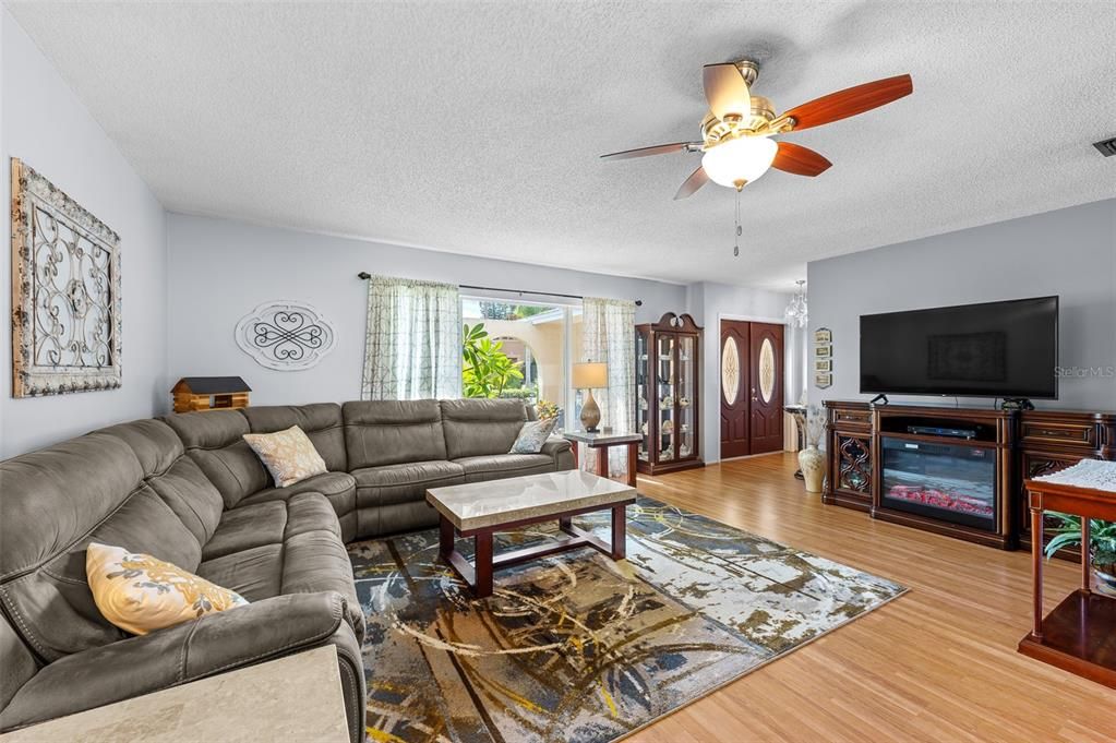 For Sale: $379,900 (2 beds, 2 baths, 1336 Square Feet)